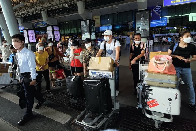 机场是个非常敏感的交通枢纽，乘客不要帮助陌生人携带东西。