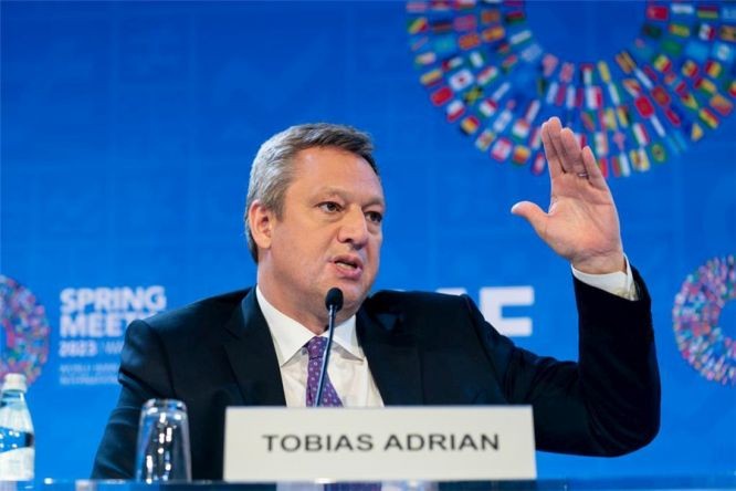 4月11日，在美国华盛顿，IMF货币与资本市场部主任托比亚斯·阿德里安出席记者会。（图：新华社）