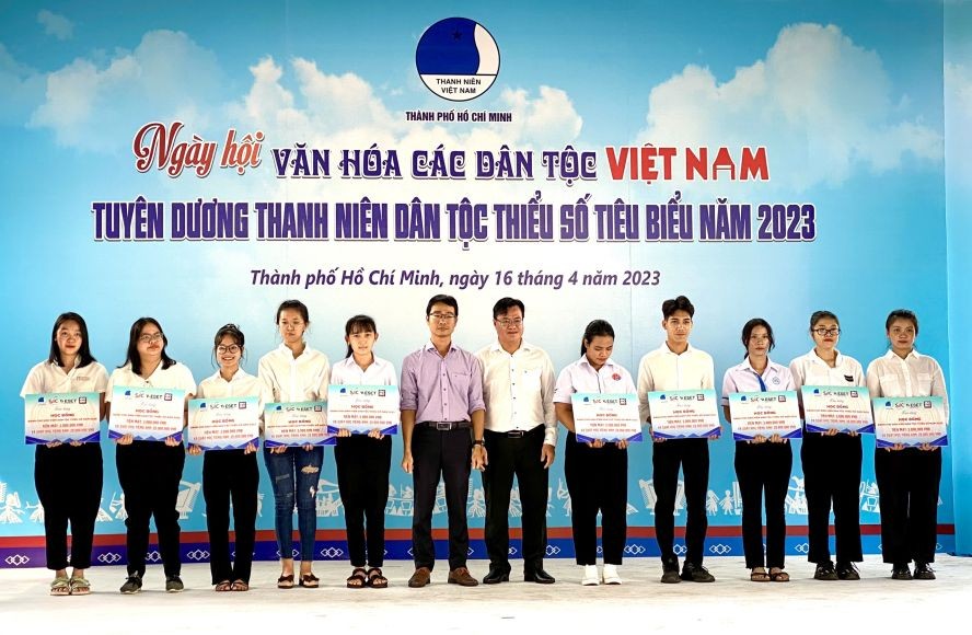 向民族青年颁发助学金。