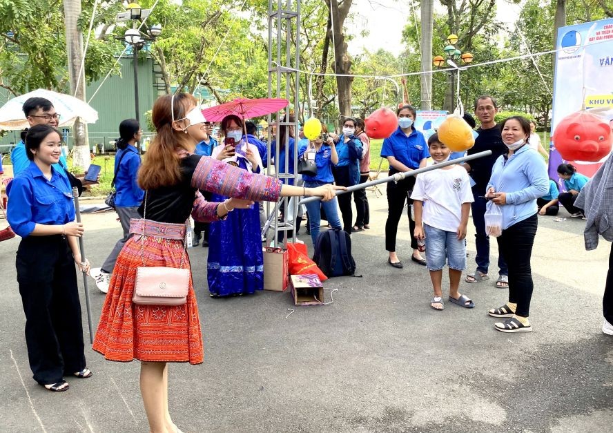 民族青年参加民间游戏。