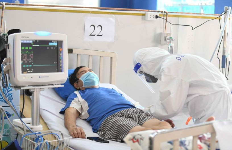 一名重症新冠肺炎患者于2021年疫情爆发期间获送至野战医院接受治疗。（图：莲英）