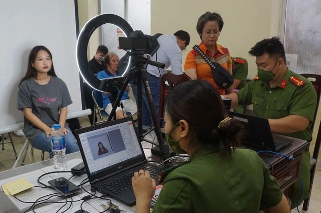 人们在办理芯片公民身份证手续。（图：阮洋）