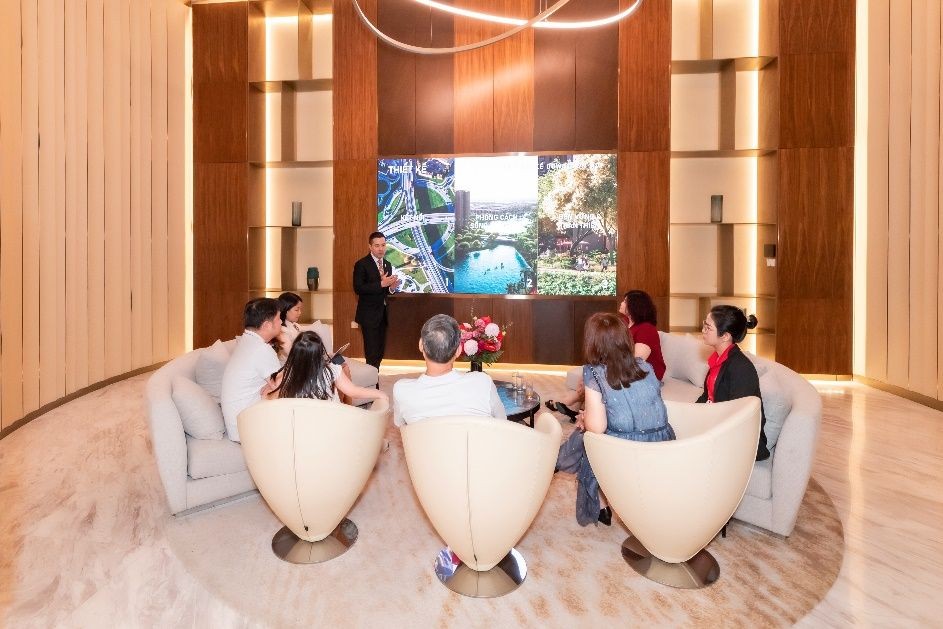 正在了解The Global City专案的华人企业家