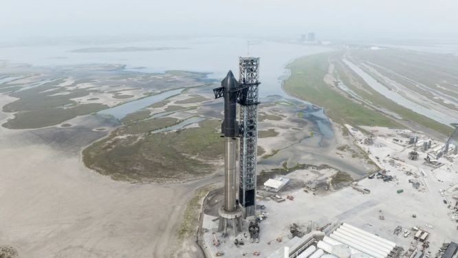 在得克萨斯州布朗斯维尔附近的发射台上可以看到 SpaceX 的“星舰”。（图：SpaceX）