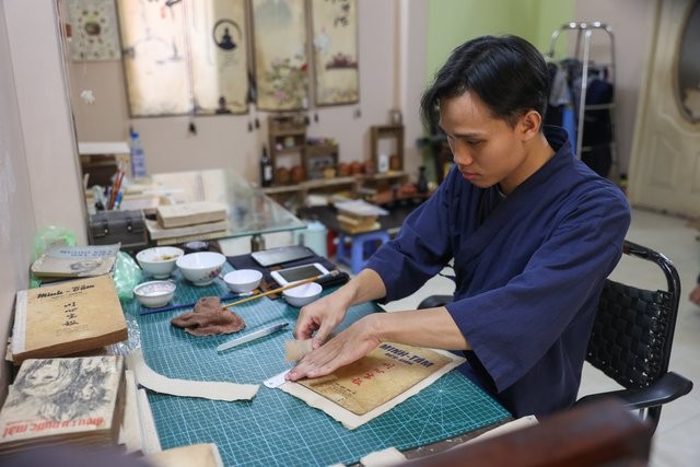 郑汉光选择修复旧书为谋生之道。