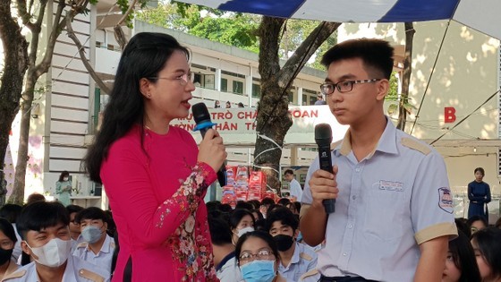 守德市各所高中学校的学生参加了招生咨询与辅业盛会。