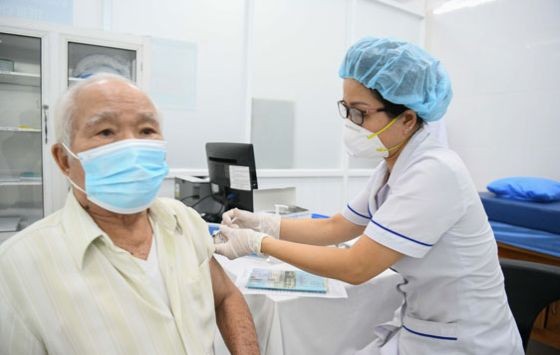 本市将继续为高危人群接种新冠疫苗。（示意图：黄朝）