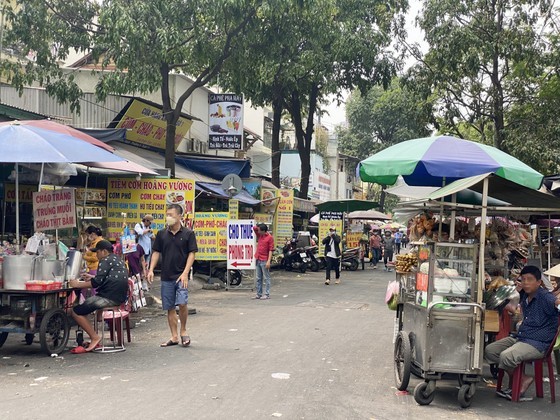 大水镬医院门前全天候都被流动食品摊“包围”。