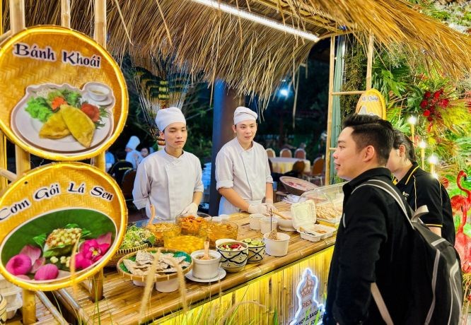 众多市民前来参加美食文化节。