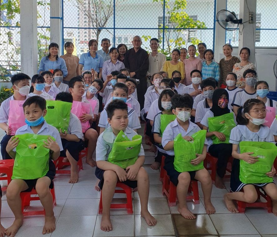 “希望”特殊學校的小朋友接到禮物十分開心。