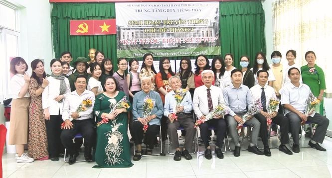 教育年轻人弘扬爱国精神