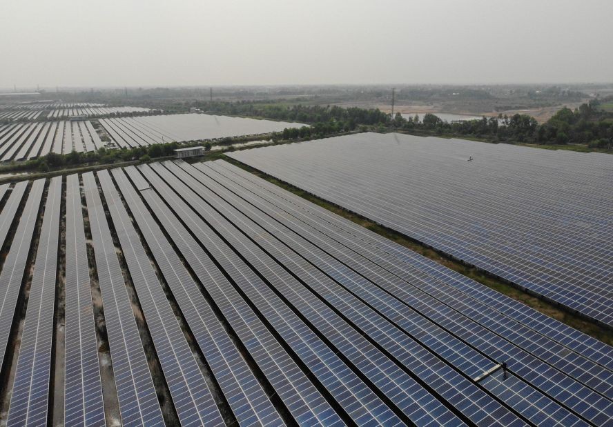 投资总额1万2000亿元的隆安太阳能发电厂一隅。