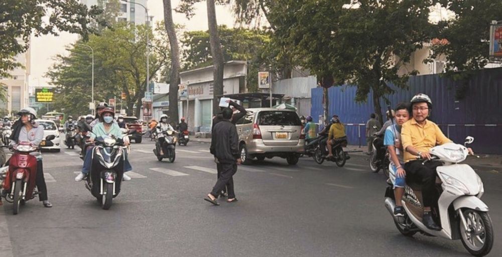 尽管有人行横道线，但不少人仍违规过马路。