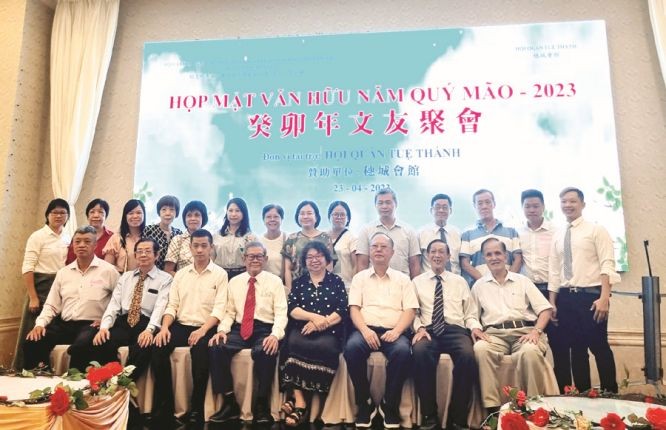 穗城会馆理事会与文友聚会合照。