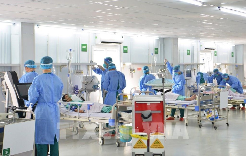 图为第13号野战医院就模拟重症新冠肺炎患者进行救治演练。（图：越通社）