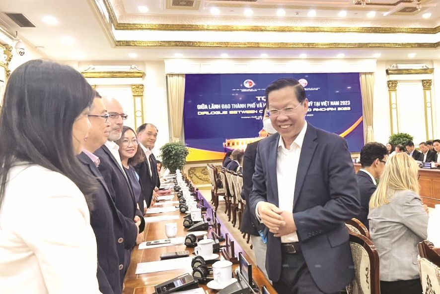 市人委会主席潘文迈与美国企业交谈。