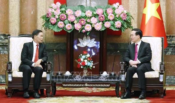 国家主席武文赏与老挝建国阵线中央委员会主席辛拉冯‧胡佩吞交谈。