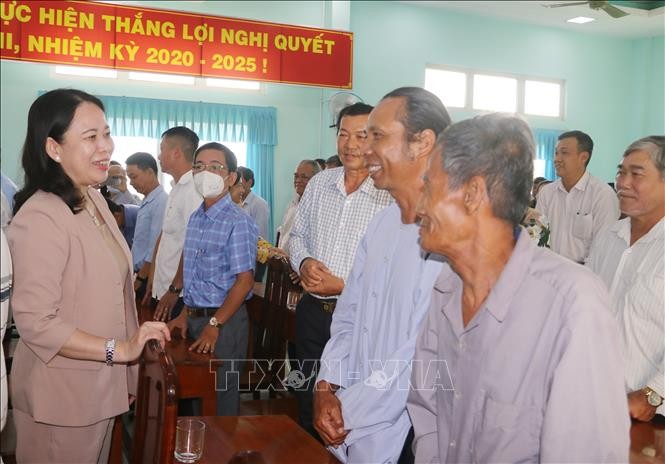 国家副主席武氏映春与安江省州城县选民交谈。（图：越通社）