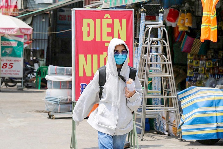 医生劝告若一定在炎热天气外出时必须戴帽、穿防晒衣服以避免影响健康。