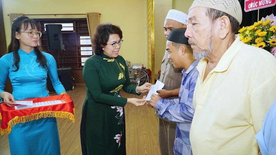 第一郡郡委书记苏氏碧珠向当地少数民族贫困户赠送礼物。（图：玉进）