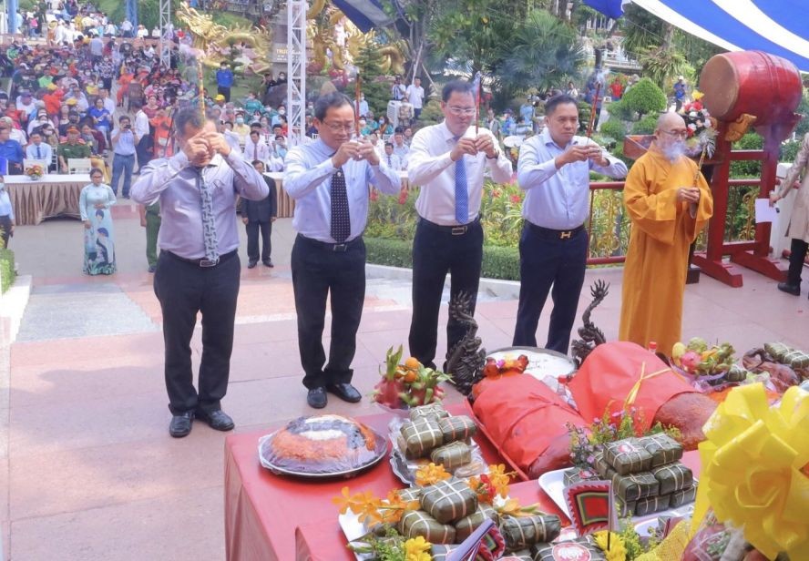 第十一郡举行雄王祭祖仪式