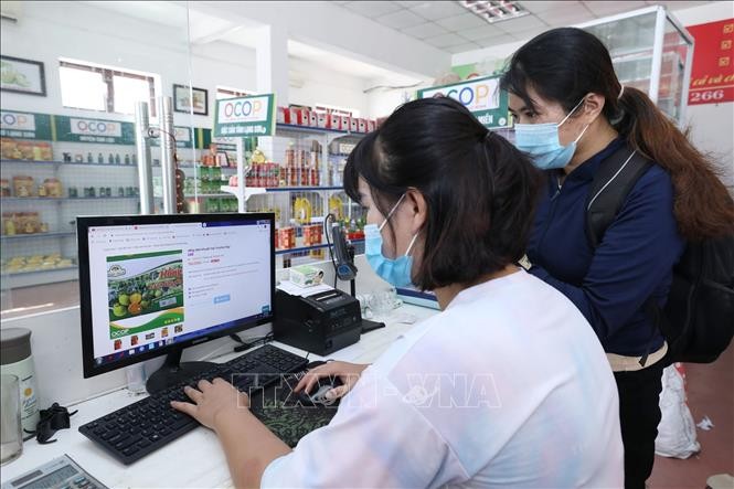 谅山省工商厅所属励工与贸易促进中心辅助连结、在社交网和电子商务平台(如脸书、Zalo、Voso、谅山电子商务平台)上推销并上传谅山省柿子相关资讯。