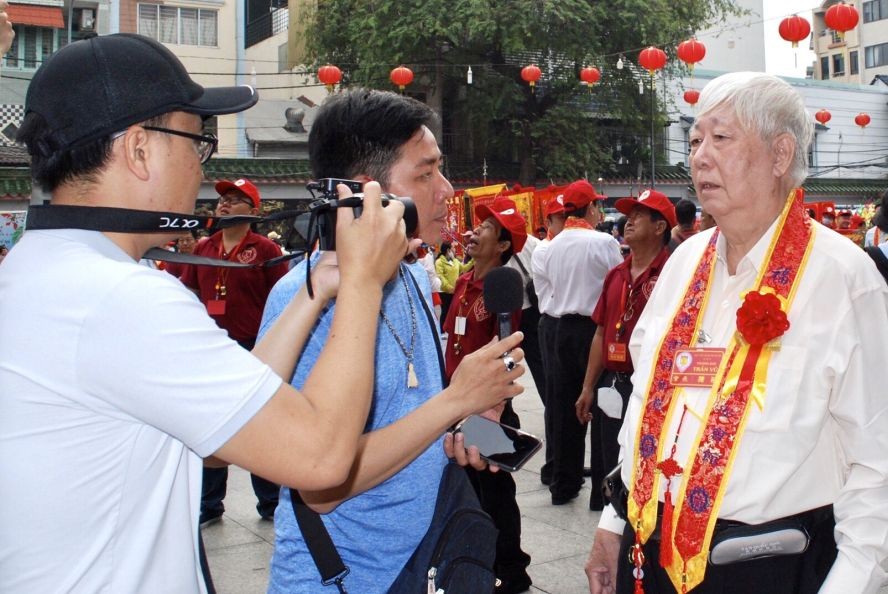 本报进行采访录制视频。