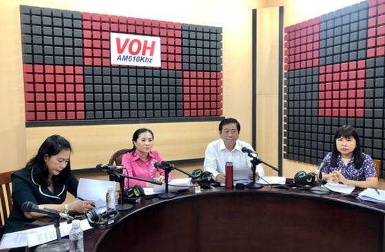 出席“发挥越南祖国阵线委员会在斗争、防打领导人、干部、党员的道德蜕化中角色”座谈会的代表们交换意见。