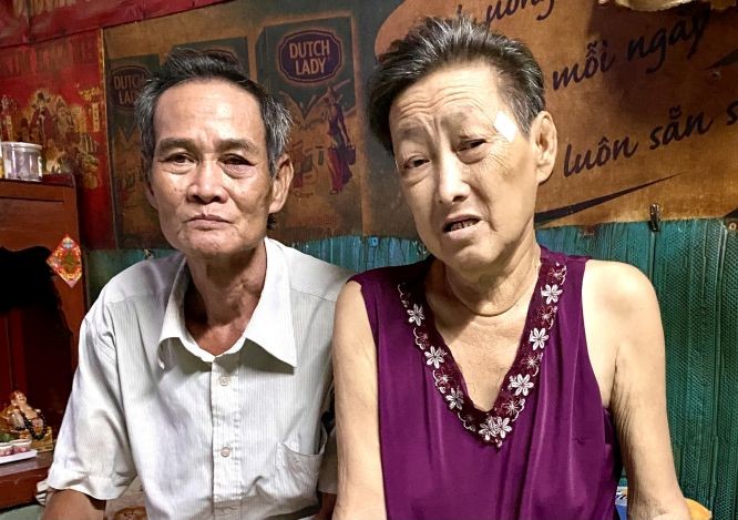 无精打采的杨美芬和丈夫。