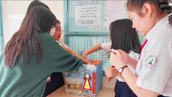 第一郡梁世荣高中学校的学生抽签进行30日幸福的挑战。