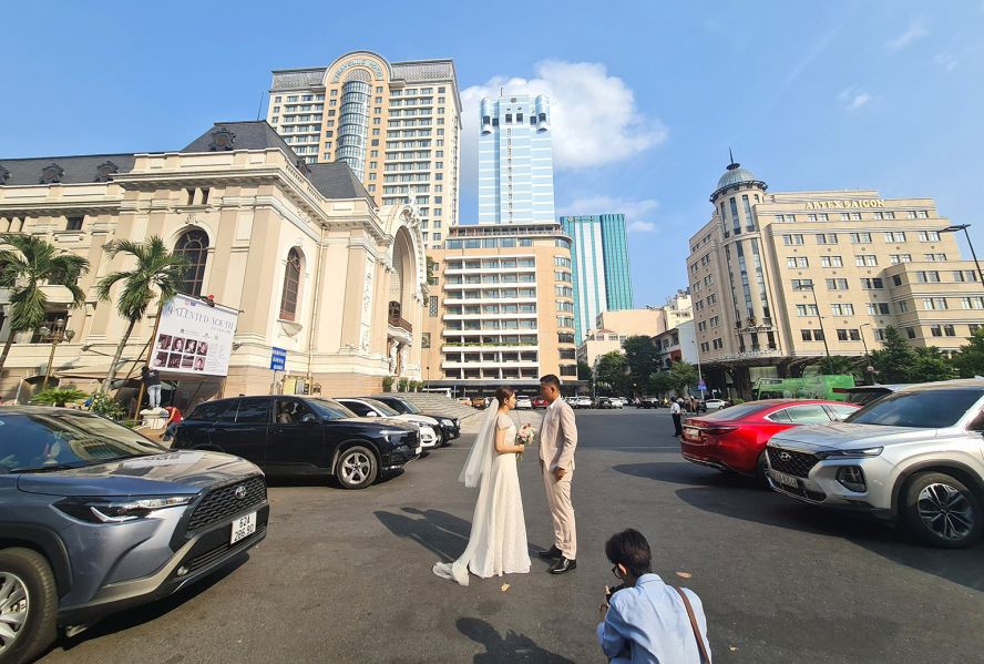 今日的黎利街一侧人行道只剩下几棵古树。