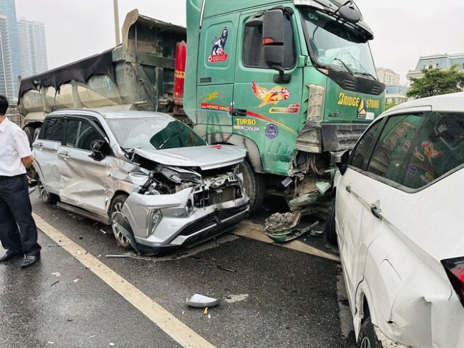 图为假日期间发生在河内环市3路的一起交通事故。（图：阮享）