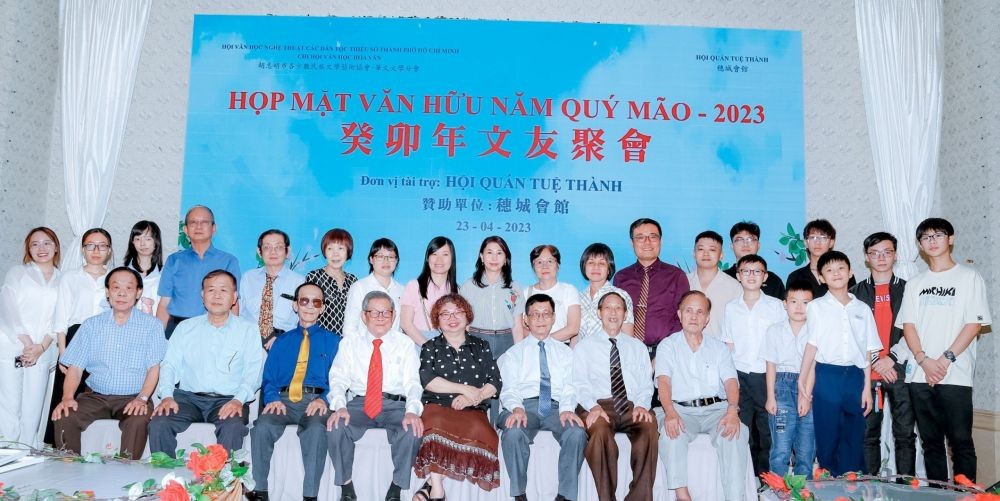 老中青三代文友合影。