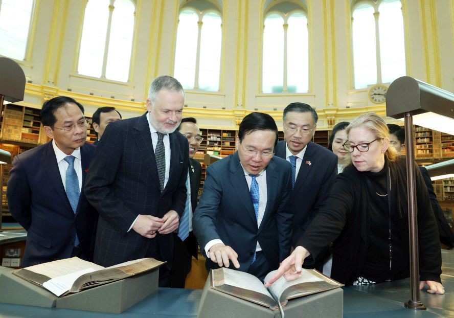 国家主席武文赏同各位代表参观博物馆的阅览室。（图：越通社）