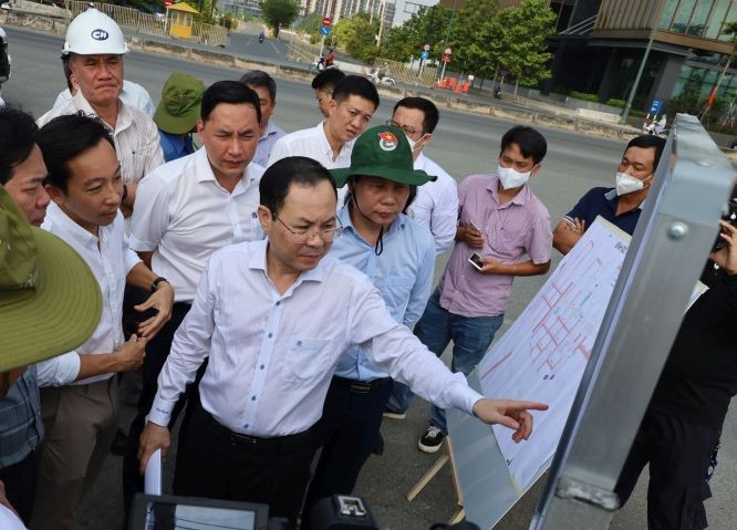 市委副书记阮文孝视察守德市按照建设与移交模式投资项目。