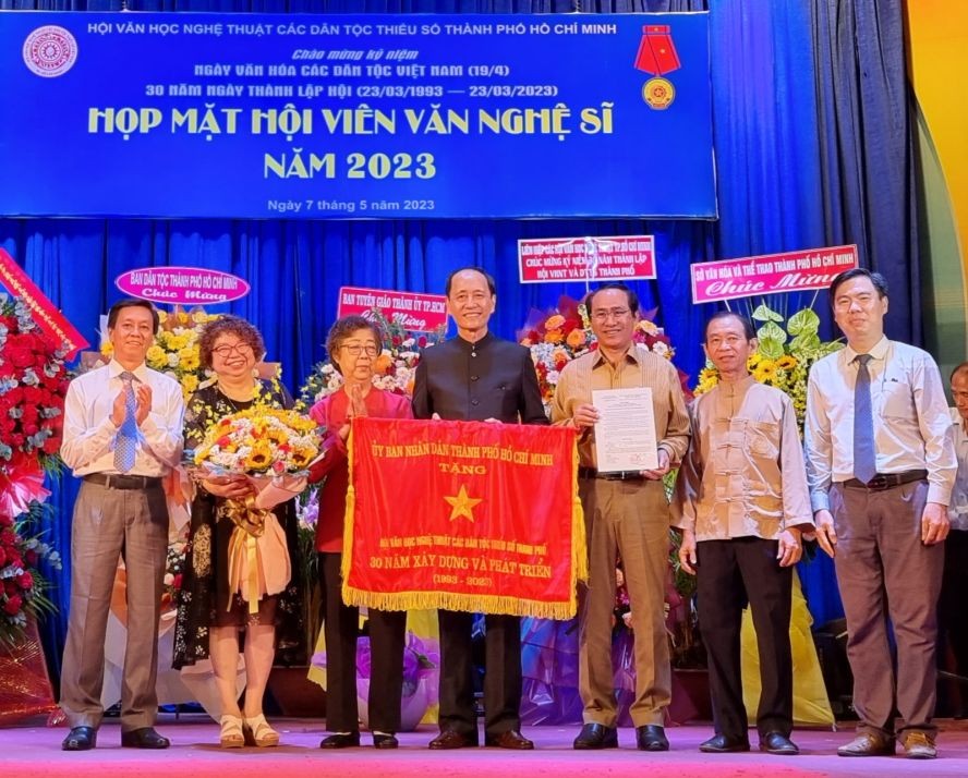 市各民族文学艺术协会荣获市人委会颁赠杰出锦旗。