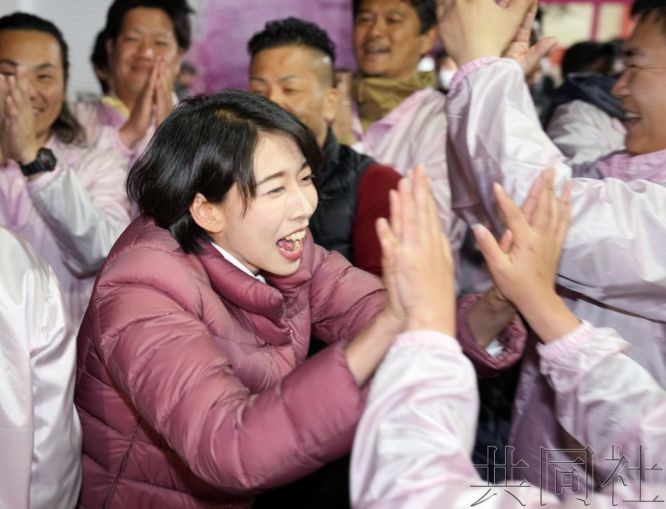 当地时间4月9日晚，今井瑠瑠在岐阜县议会选举中确定当选，与支持者分享喜悦。（图：共同社）