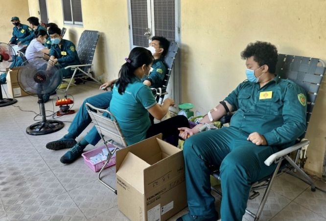 民兵热情参加捐血。