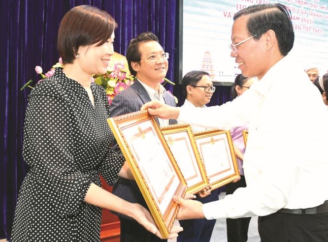 市人委会主席潘文迈向取得出色成绩单位与个人颁发奖状。