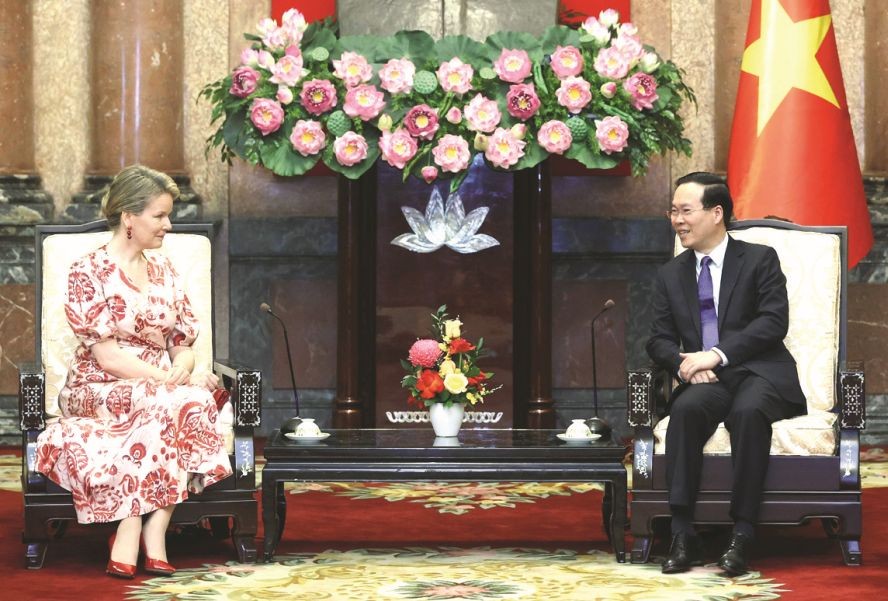 国家主席武文赏（右）与比利时王后玛蒂尔德交谈。（图：越通社）