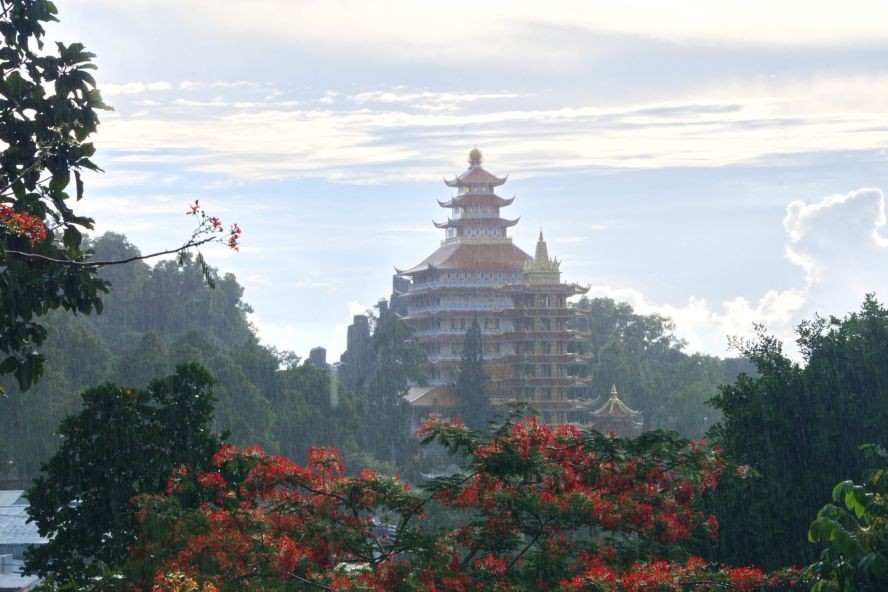 禁山在雨天下浪漫无比。