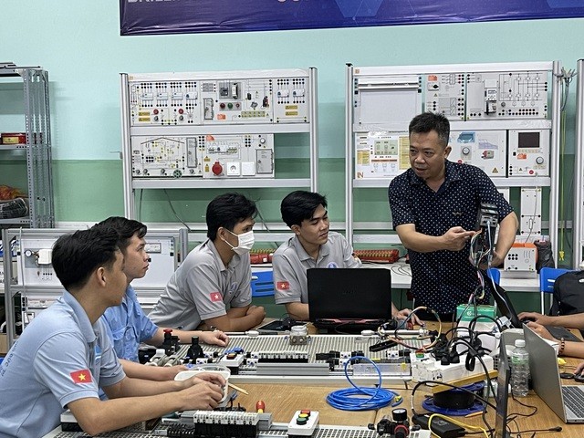 近年来，中专与高等学校力争吸引学生。