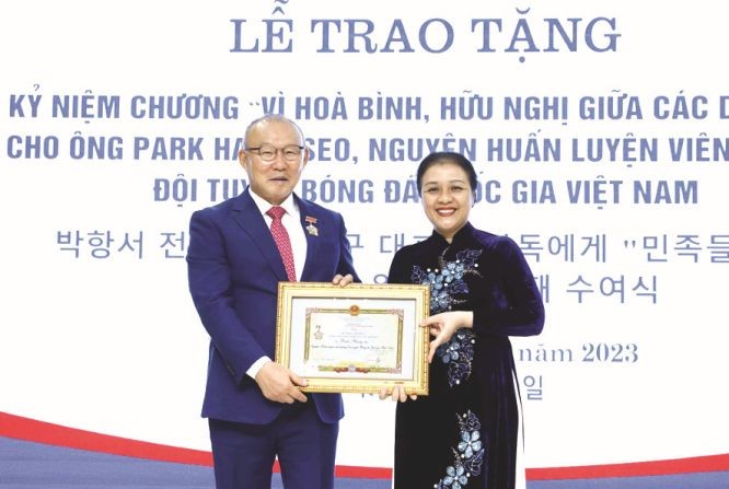 向原男足主教练授予高贵纪念章