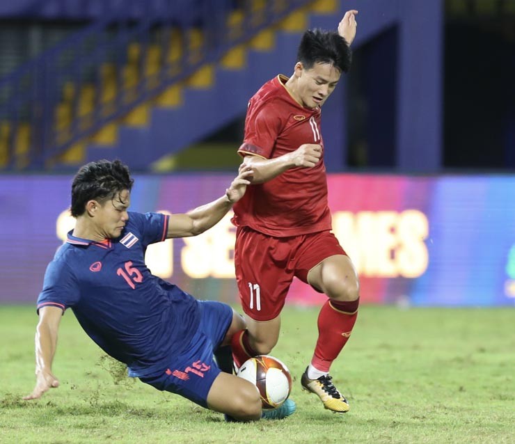 两队球员激烈争球。（图源：互联网）