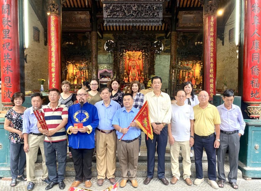 穗城会馆副理事长林海泉与统一粤剧团顾问会同仁合照。