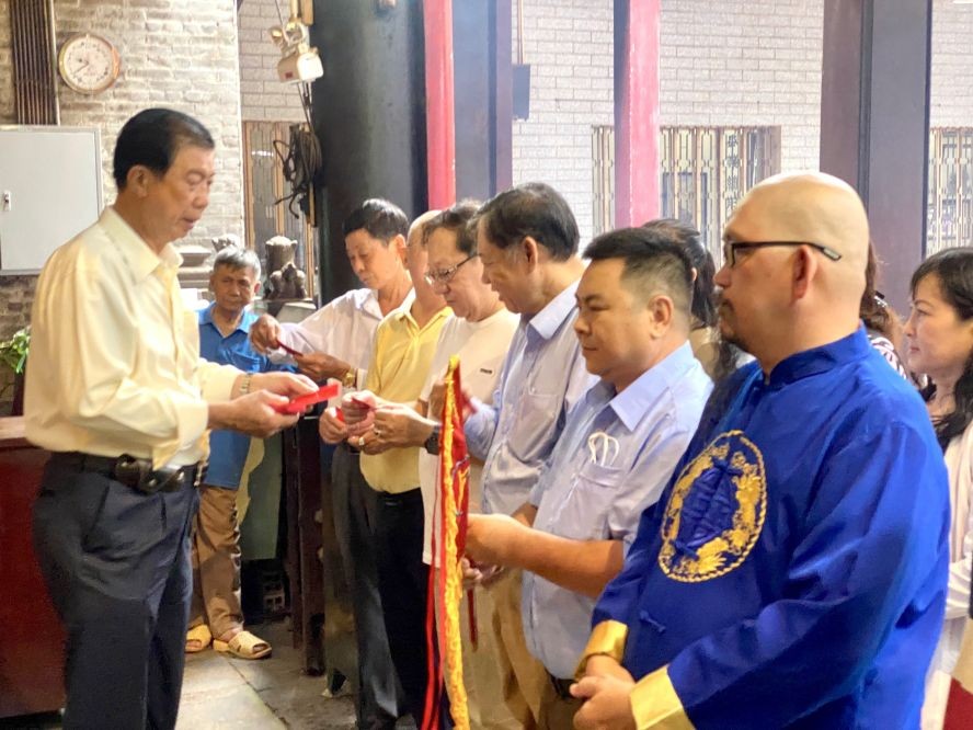 穗城会馆副理事长林海泉向统一粤剧团顾问会发“禄”。