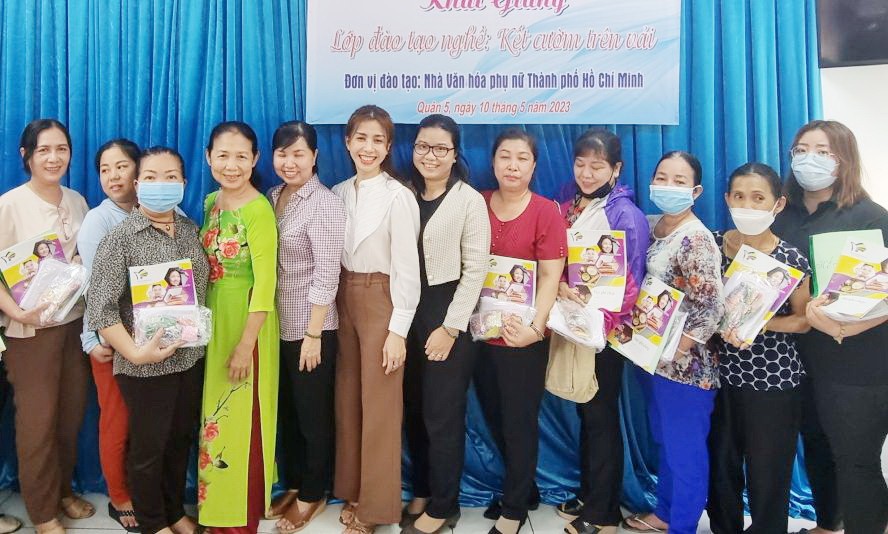 第五郡妇联会向妇女免费送学珠绣手艺班的材料及布料。