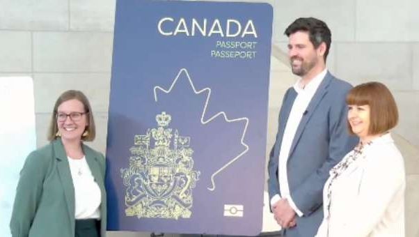 弗雷泽部长、古尔德部长以及国会议员拉隆德为新版护照揭幕。（图：互联网）