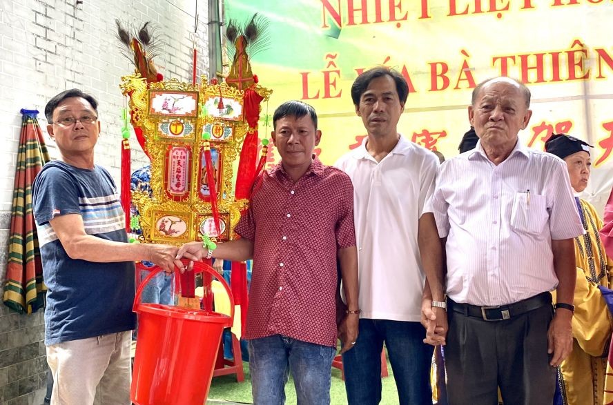 黄泽邦（右三）以5000万元投得第九圣灯。