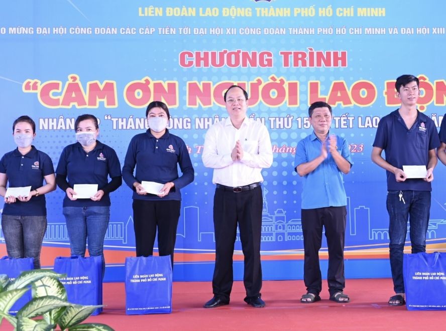 赠送一千份礼物感谢劳动者